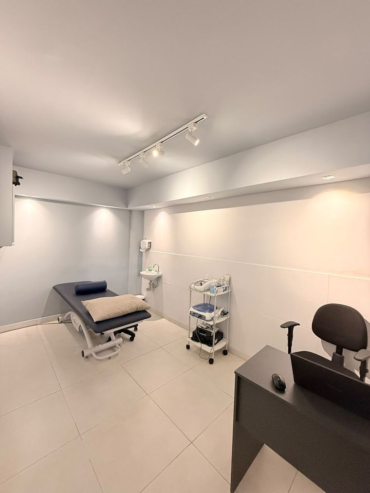 Sala de fisioterapia com maca e equipamentos
