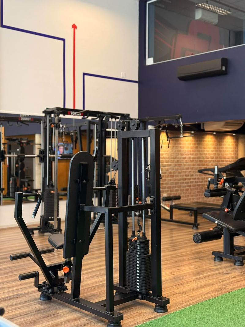 Aparelhos de musculação regulados e alinhados na sala de treino